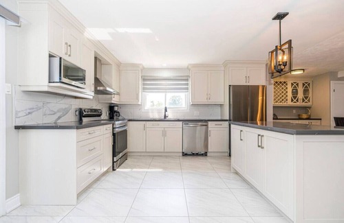 Georgina House | Serene 4BR house w/Hot tub, Lake, Billiards & BBQ