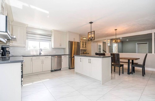 Georgina House | Serene 4BR house w/Hot tub, Lake, Billiards & BBQ