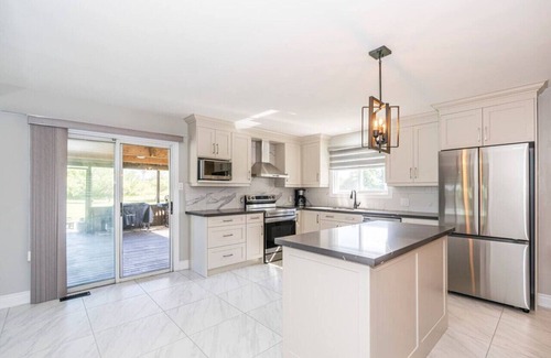 Georgina House | Serene 4BR house w/Hot tub, Lake, Billiards & BBQ
