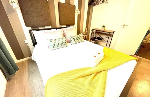 Cambridge House | Serene and Cozy 1-Bedroom House with Parking