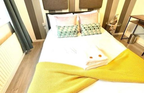 Cambridge House | Serene and Cozy 1-Bedroom House with Parking