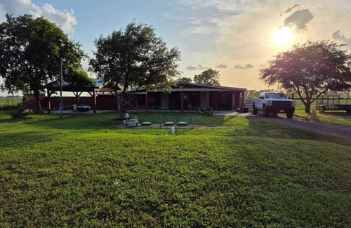 Lissie House | Serene barn house with cattle in Wallis, TX - Perfect for a peaceful getaway