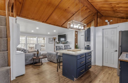 Lottie House | Serene Bayou Stay Large 4BR Home for Families & Groups