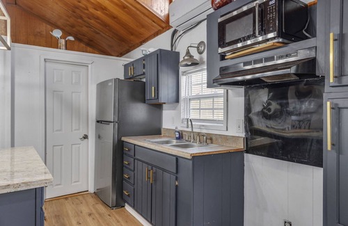 Lottie House | Serene Bayou Stay Large 4BR Home for Families & Groups