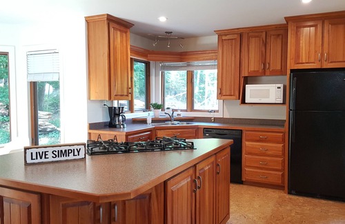 Magnetawan Cottage | SERENE & BEAUTIFUL MUSKOKA RETREAT with BEACH, HOT TUB & BARREL SAUNA!