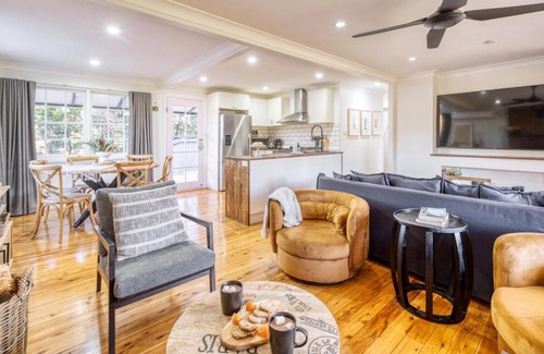 Canyonleigh House | Serene bush cottage with an outdoor spa