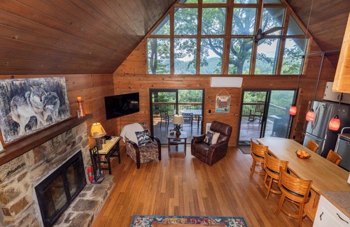 Deep Gap Cabin | Serene Cabin - Sleeps 8, 3 BR & 3 BA, Gorgeous VIEWS, Family and Pet Friendly