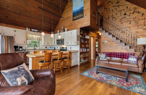 Deep Gap Cabin | Serene Cabin - Sleeps 8, 3 BR & 3 BA, Gorgeous VIEWS, Family and Pet Friendly