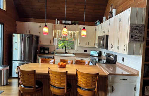 Deep Gap Cabin | Serene Cabin - Sleeps 8, 3 BR & 3 BA, Gorgeous VIEWS, Family and Pet Friendly