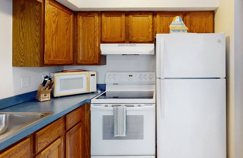 Caine Woods Condo | Serene condo with central AC, deck & washer/dryer - near golf