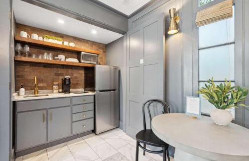Cannonborough Elliotborough Villa | Serene Cottage with Beautiful Garden and Heated Pool