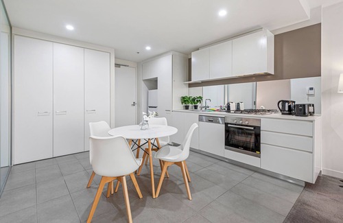 Malvern Apartment | Serene Escape: Panoramic Views, Pool, Gym, Sauna