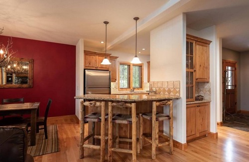 Sunriver House | Serene Escape with A/C, BBQ & Nature Trails