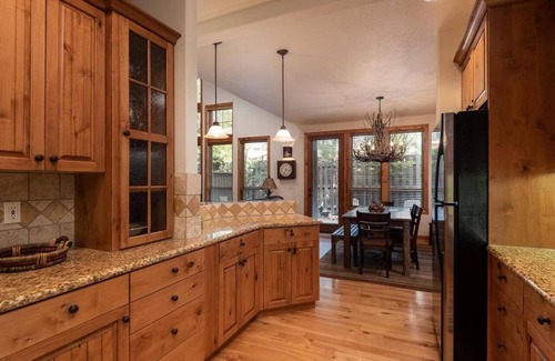 Sunriver House | Serene Escape with A/C, BBQ & Nature Trails