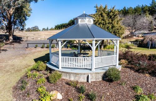 Carwoola House | Serene Farm-Style Escape 4 Bed Home and Private Guest House