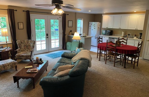 La Center Apartment | Serene Guest Suite w/Forest View + Hot tub. Dog friendly.
