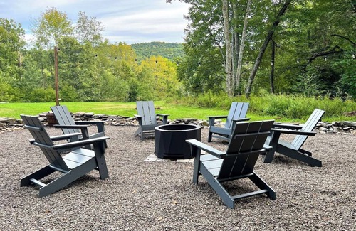 Callicoon House | Serene Haven: Nature, Deck, Views & Fireside Fun