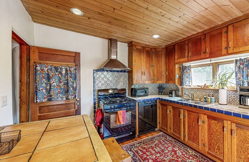 Taos House | Serene home with mountain views & backyard - walk to Taos Plaza