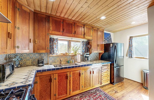 Taos House | Serene home with mountain views & backyard - walk to Taos Plaza