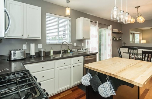 O'Fallon House | Serene Ivory*Fireplace*Fenced Yard* Dogs Welcome!