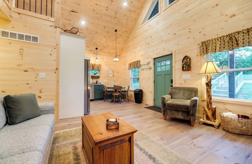 Williamstown Cabin | Serene Kentucky Cabin w/Fireplace + Fire Pit!