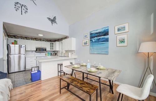 Cressy House | Serene Lakefront Escape | Soaring Ceilings & Wildlife Views