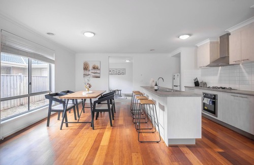 Sanctuary Lakes House | Serene Lakeside 4BR2BA house in Point Cook Paking