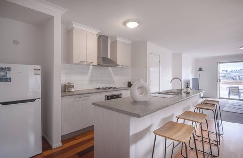 Sanctuary Lakes House | Serene Lakeside 4BR2BA house in Point Cook Paking