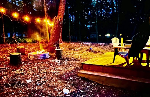 Sparrow Bush Cottage | Serene lakeside oasis - fast WiFi 1.5 hrs from NYC, fire-pit & nature all around