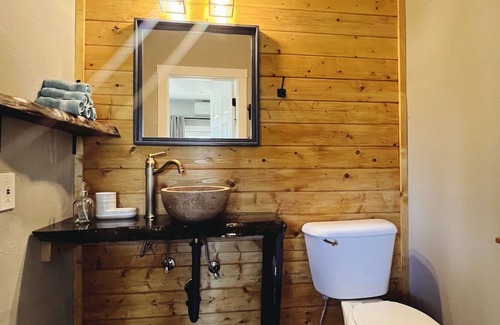 Arlington Cabin | Serene Luxury Cabin Retreat - Hot Tub, Fire Pit, Patio, Close to Trails/ River