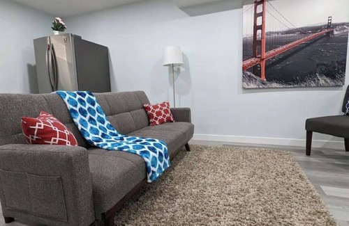 Regina House | SERENE & MODERN 1BED SUITE + CLOSE TO AIRPORT