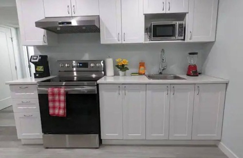 Regina House | SERENE & MODERN 1BED SUITE + CLOSE TO AIRPORT