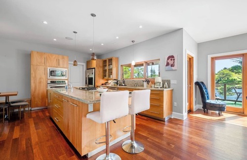Hammonds Plains House | Serene modern Lakehouse on Golf Course