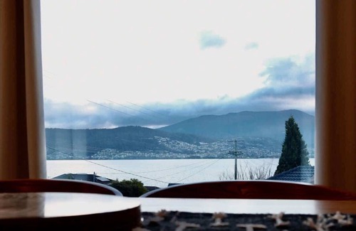 Tranmere House | Serene Oceana - Savoring the gentle Tassie breeze