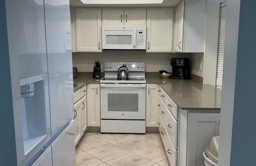Vamo House | Serene retreat awaits at prime location in charming Timberwoods/Village des Pins