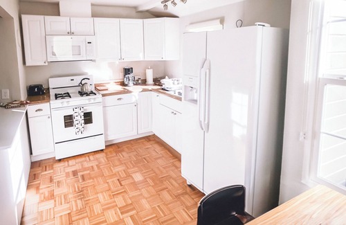 South Berkeley Cottage | Serene Sequoia Cottage - Near UC Berkeley - Fully Equipped