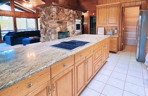 Eagle Point House | Serene Shasta Hilltop Escape w/private jacuzzi and sauna.