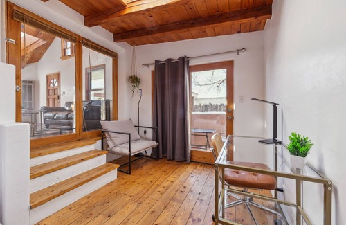 Santa Fe House | Serene, Stylish, Central Pied-à-terre With Lots of Light & Tall Ceilings