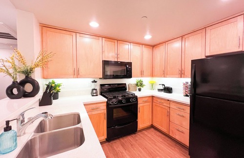 Encino House | Serene Unit in the Heart of Encino w/W/D & Fitness Center