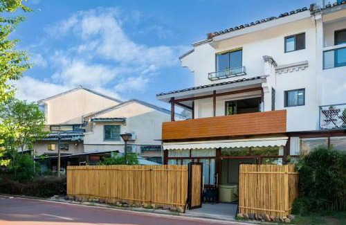 Diecai Hotel | Serene Vale Inn Railway station free pick-up by 2 nights English and Spanish reception available