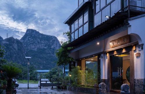 Diecai Hotel | Serene Vale Inn Railway station free pick-up by 2 nights English and Spanish reception available