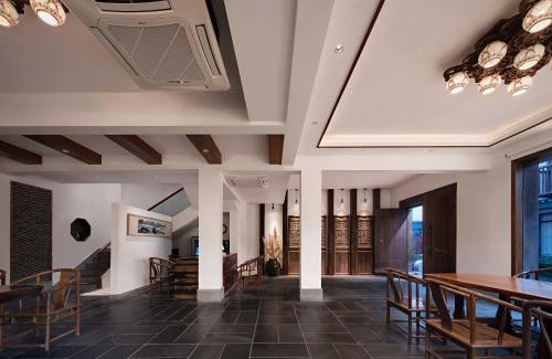 Diecai Hotel | Serene Vale Inn Railway station free pick-up by 2 nights English and Spanish reception available