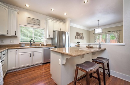 Ponderosa Trails House | Serenity Awaits: Pine Trees Retreat w/AC and EV