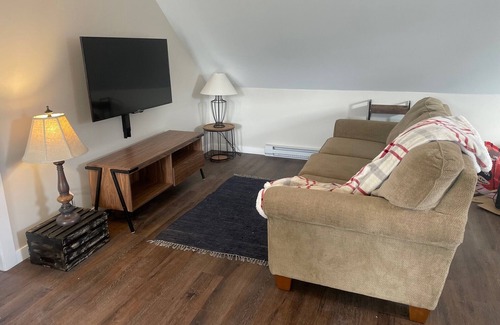 Coaticook Apartment | Serenity, charm and convenience - le Loft awaits you!