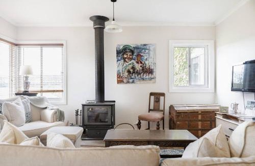 Red Hill South House | Serenity in Red Hill - Winery Bliss & Coastal Beauty