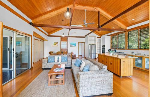 Mudjimba House | Serenity - Mudjimba - Pet Friendly Holiday Home