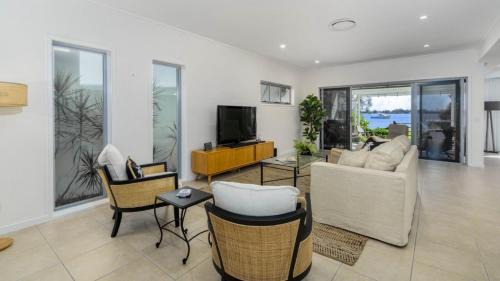 Sandstone Point House | 'serenity On Spinnaker'