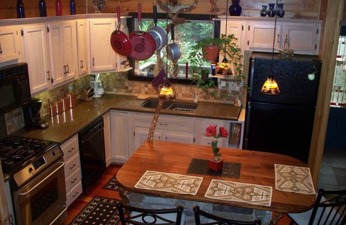 Ellijay Cabin | Serenity on the Creek-SECLUDED-Top Quality-Romantic-Hot Tub, WiFi, Hiking nearby