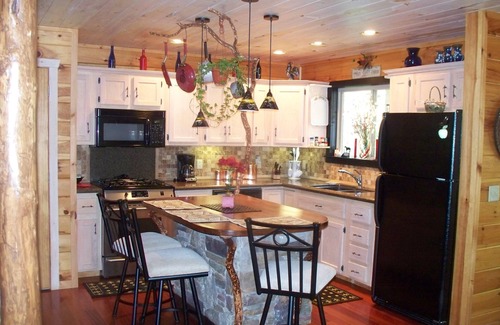 Ellijay Cabin | Serenity on the Creek-SECLUDED-Top Quality-Romantic-Hot Tub, WiFi, Hiking nearby