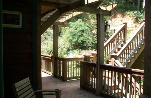 Ellijay Cabin | Serenity on the Creek-SECLUDED-Top Quality-Romantic-Hot Tub, WiFi, Hiking nearby